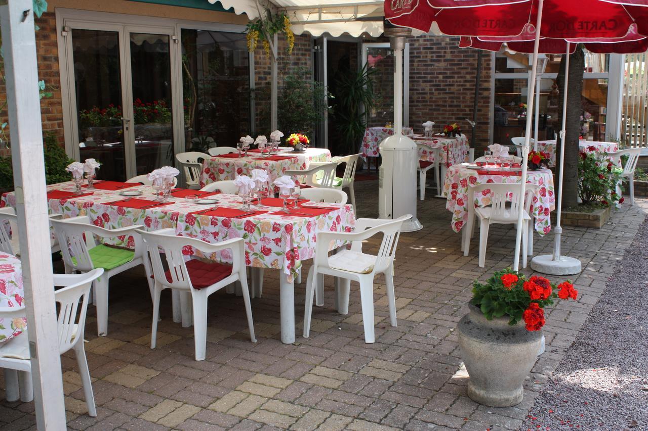 Hotel Les Deux Sapins Cailly-sur-Eure ภายนอก รูปภาพ