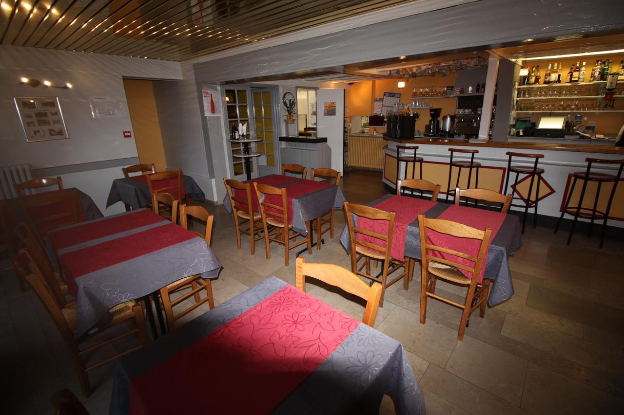 Hotel Les Deux Sapins Cailly-sur-Eure ภายนอก รูปภาพ