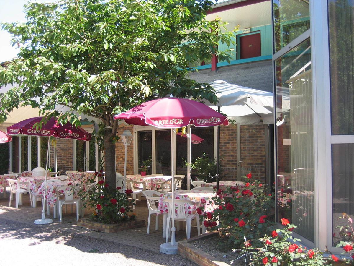 Hotel Les Deux Sapins Cailly-sur-Eure ภายนอก รูปภาพ