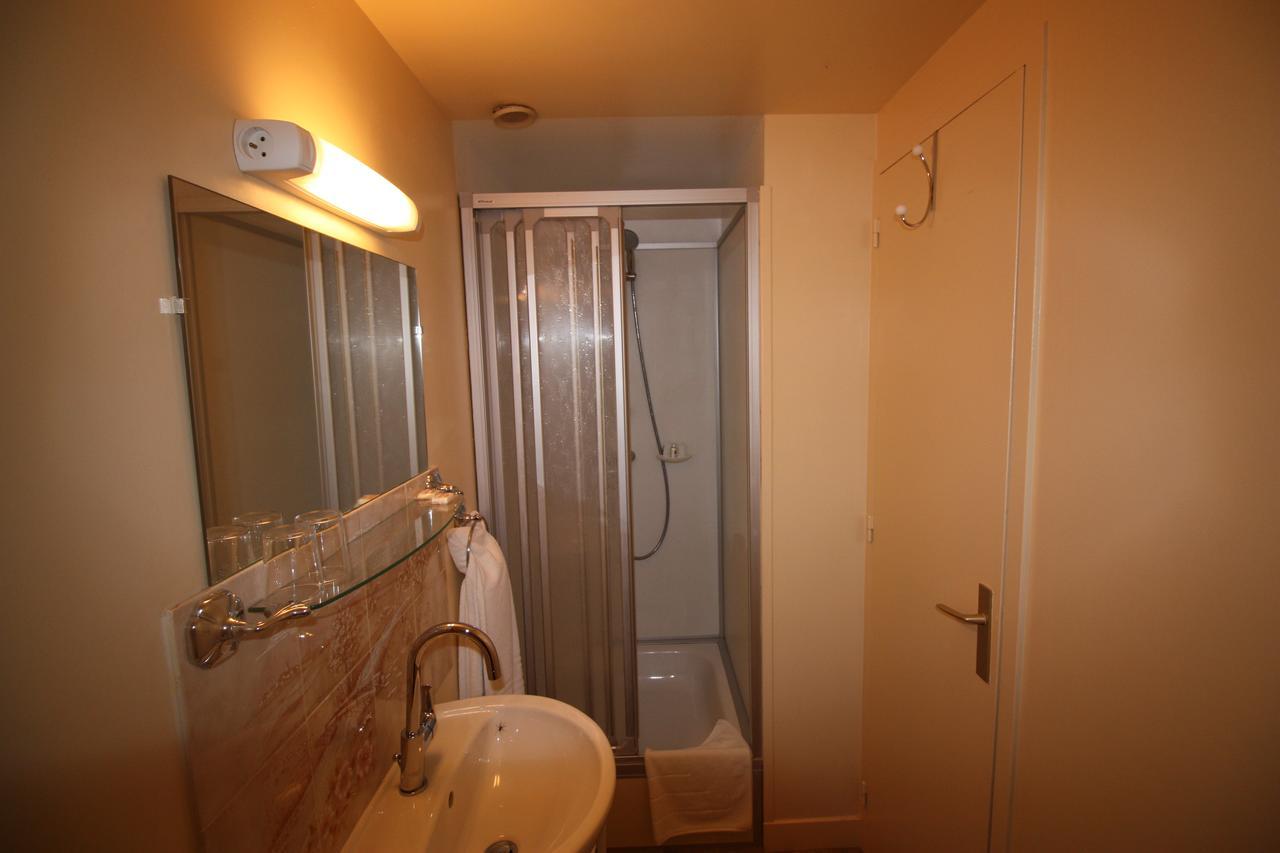Hotel Les Deux Sapins Cailly-sur-Eure ภายนอก รูปภาพ