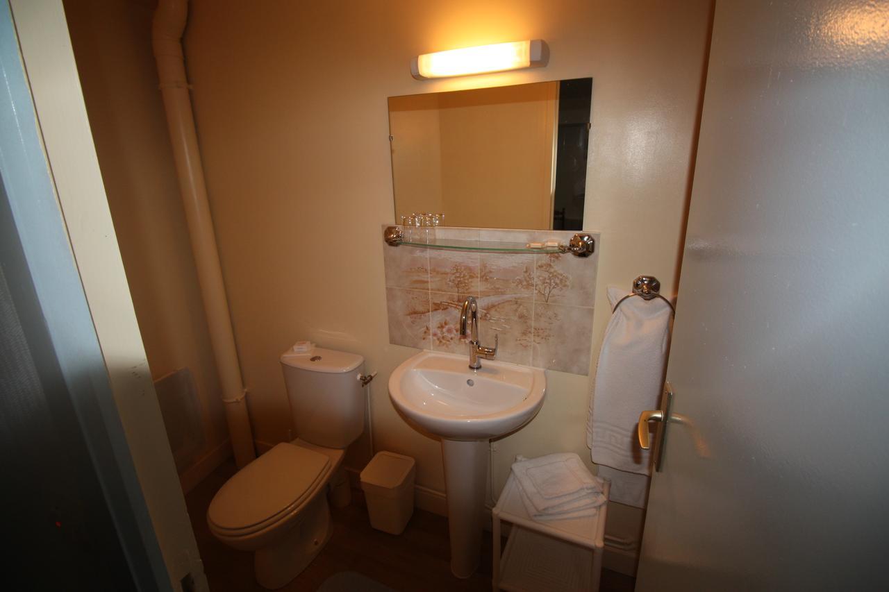 Hotel Les Deux Sapins Cailly-sur-Eure ภายนอก รูปภาพ