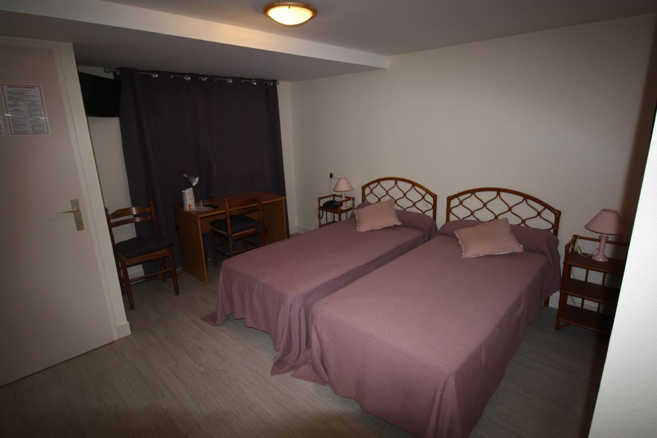 Hotel Les Deux Sapins Cailly-sur-Eure ภายนอก รูปภาพ