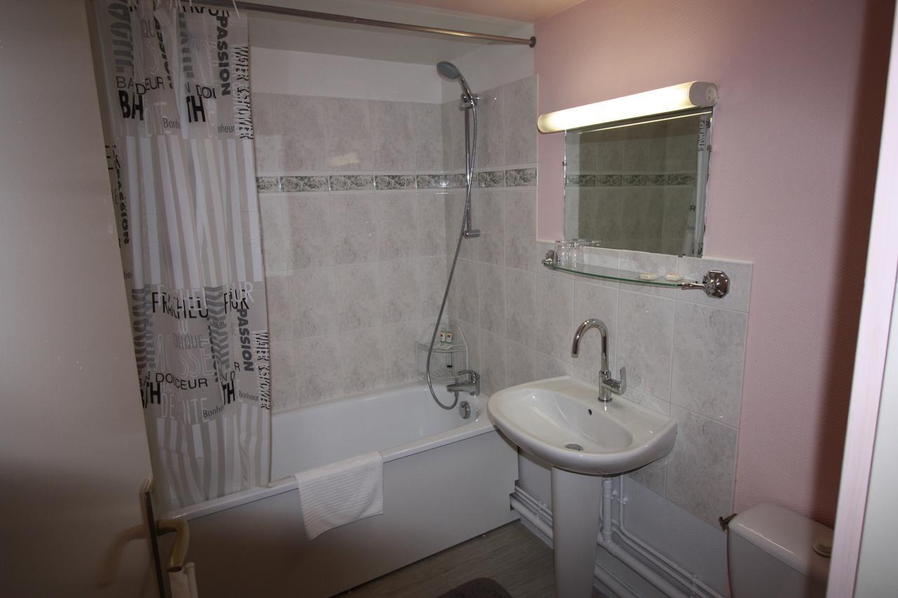 Hotel Les Deux Sapins Cailly-sur-Eure ภายนอก รูปภาพ