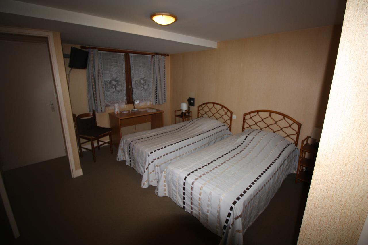 Hotel Les Deux Sapins Cailly-sur-Eure ภายนอก รูปภาพ